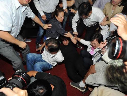 梦见好多人乱打架