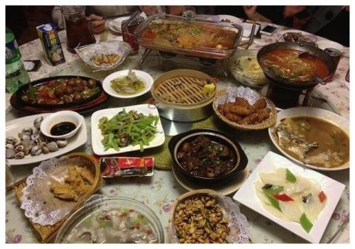 梦见很多人抢桌子吃饭