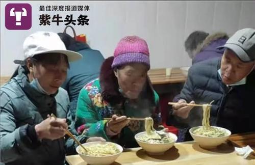 梦见一家人坐在一起吃饭