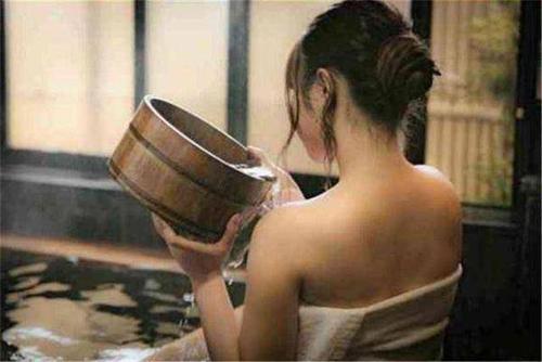 梦见去女浴室洗澡