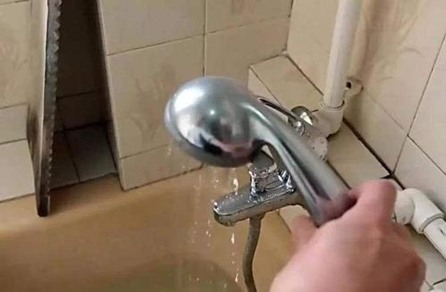 梦见在水里洗澡