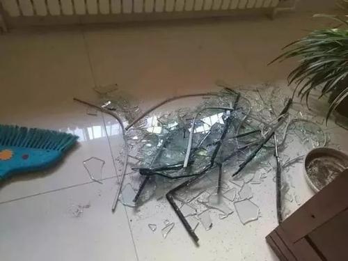 梦见家里玻璃碎了