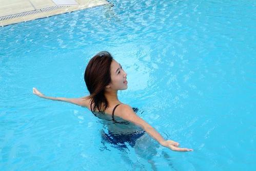 梦见在浅水中游泳