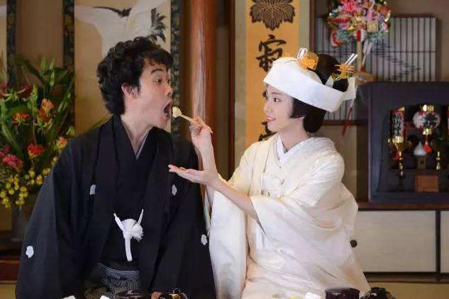 梦见婚礼带白帽