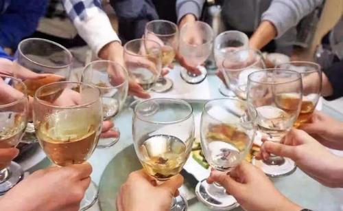 梦见聚会喝酒