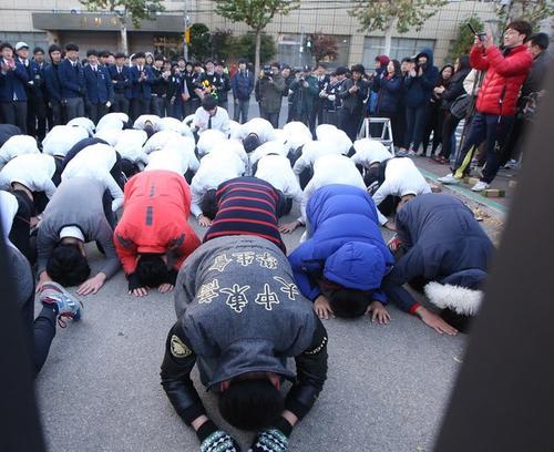 梦见跪地磕头