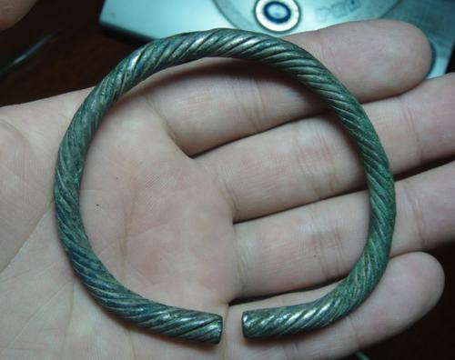 梦见银镯子断了