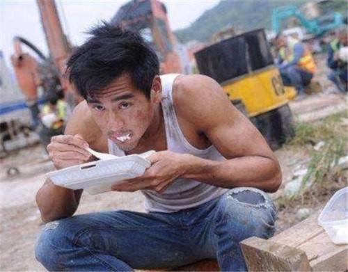 梦见蹲着坐沙滩