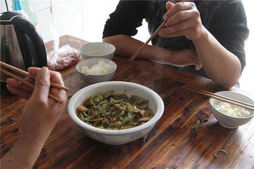 梦见吃剩菜剩饭 梦见吃剩菜剩饭