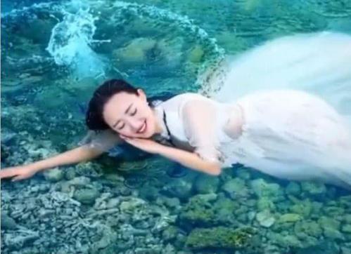 梦见躺在水中