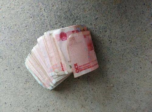 梦见把钱扔了一地