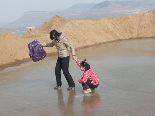 梦见掉进冰水里