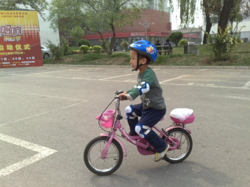 梦见骑车掉进水里