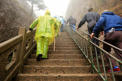 梦见雨中撑伞爬山
