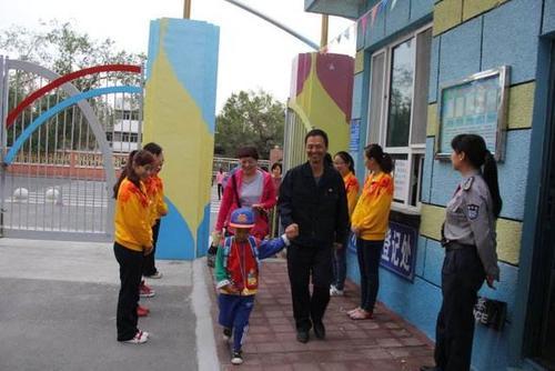 梦见送孩子去幼儿园