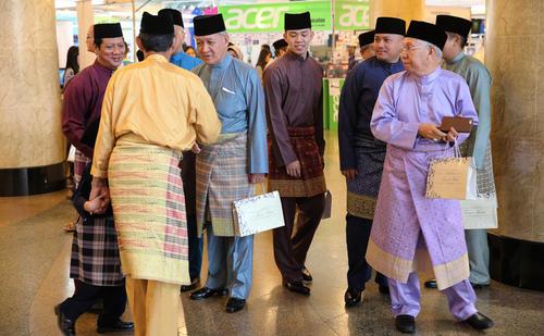 梦见借别人的衣服穿 梦见借别人的衣服穿