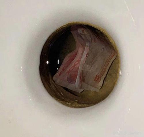 梦见钱掉进茅坑里 梦见钱掉进茅坑里