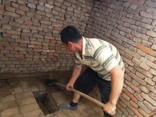 梦见从自家院里挖到钱