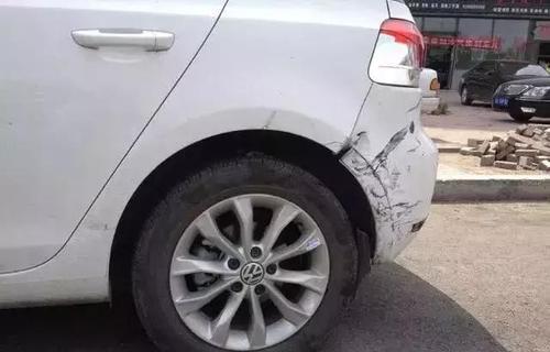 梦见车停在路边被撞了 梦见车停在路边被撞了