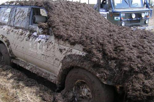 梦见车掉到泥坑里 梦见车掉到泥坑里
