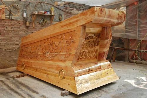 梦见在棺材上走