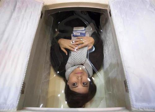 梦见活人躺棺材里 梦见活人躺棺材里