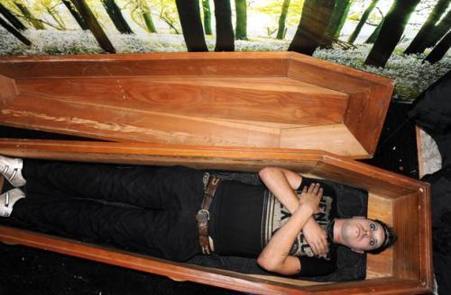 梦见自己睡在棺材里 梦见自己睡在棺材里