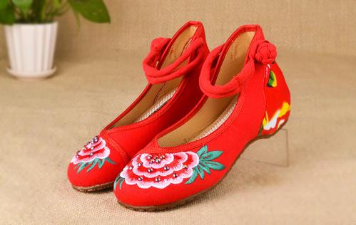 梦见红色绣花鞋 梦见红色绣花鞋