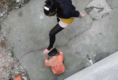 梦见拉了很多屎在裤子里 梦见拉了很多屎在裤子里