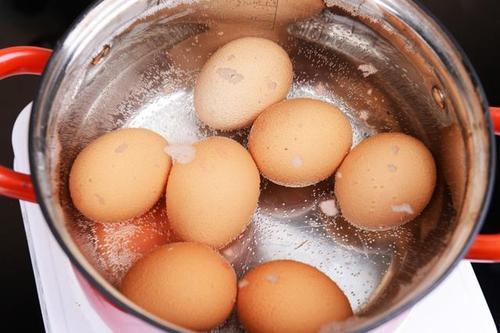 梦见鸡蛋煮破 梦见鸡蛋煮破