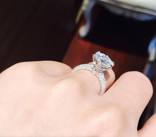 梦见戒指上的钻石掉 梦见戒指上的钻石掉