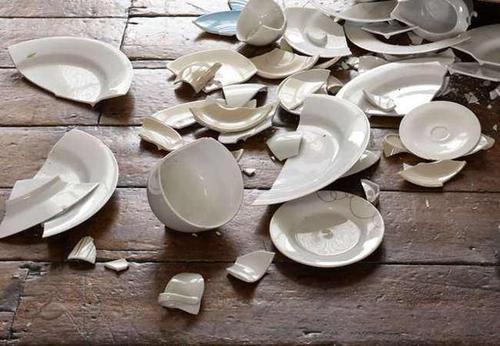 梦见碗碎了一地