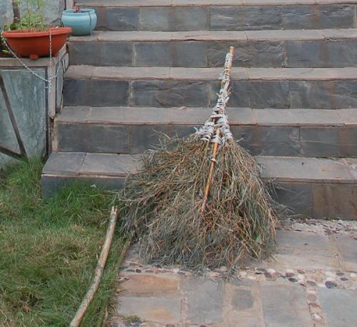 梦见凌晨拿着笤帚扫大街 梦见凌晨拿着笤帚扫大街