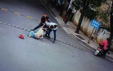 梦见有人拿刀扎自己 梦见有人拿刀扎自己