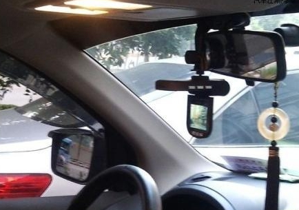 梦见在行驶的车上 梦见在行驶的车上