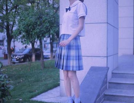 梦见自己穿制服裙