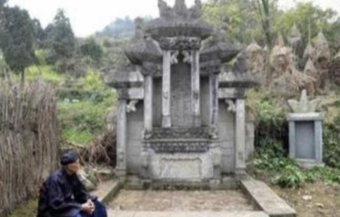 梦见很多坟