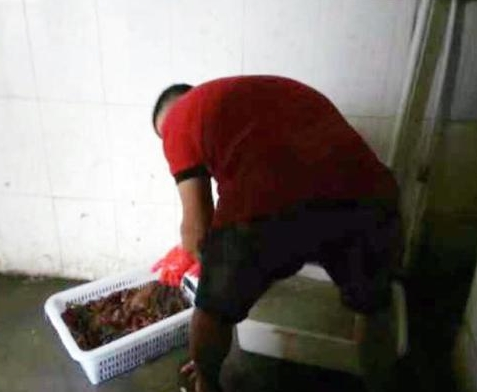 梦见茅房里面全是大便