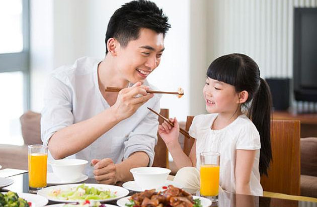 梦见爸爸吃饭