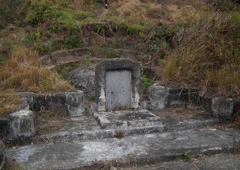 梦见墓地有好多的水