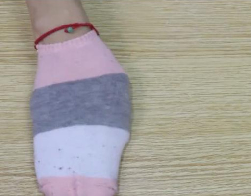 梦见袜子穿手上 梦见袜子穿手上