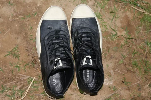 梦见给死人穿鞋子