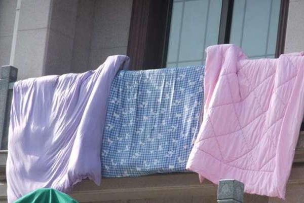 梦见晒被子下雨