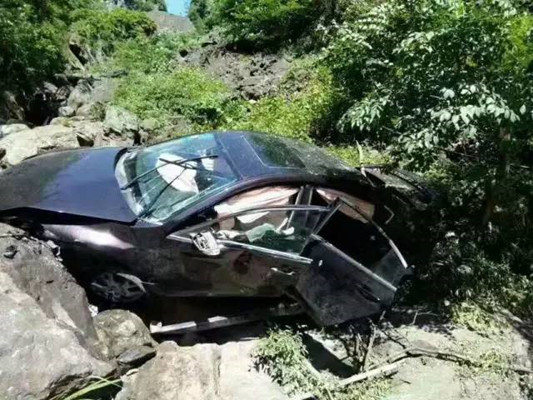 梦见开车掉下悬崖没死