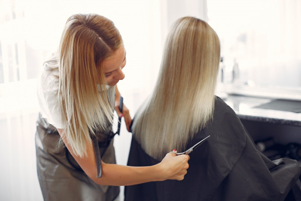 梦见自己头发特别长