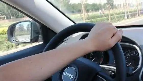 梦见自己开车